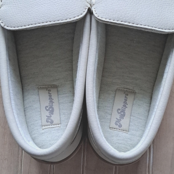 New My Pillow My Slippers Bone Off White Leather Memory Foam Slipper Moccasin - Picture 3 of 8